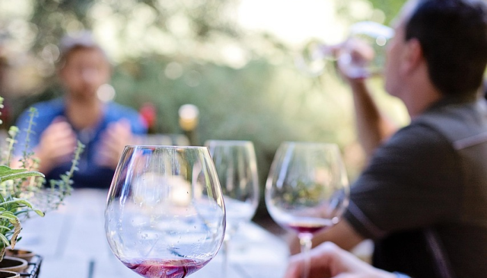 加州酒吧最新疫情：揭秘夜生活如何应对新冠肺炎的挑战